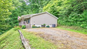 Exterior - Dogwood House - 3 bedrooms, 2 baths, Hi Speed Internet, Covered Porch (Maggie Valley)