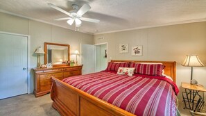3 bedrooms, iron/ironing board, WiFi, bed sheets - Dogwood House - 3 bedrooms, 2 baths, Hi Speed Internet, Covered Porch (Maggie Valley)