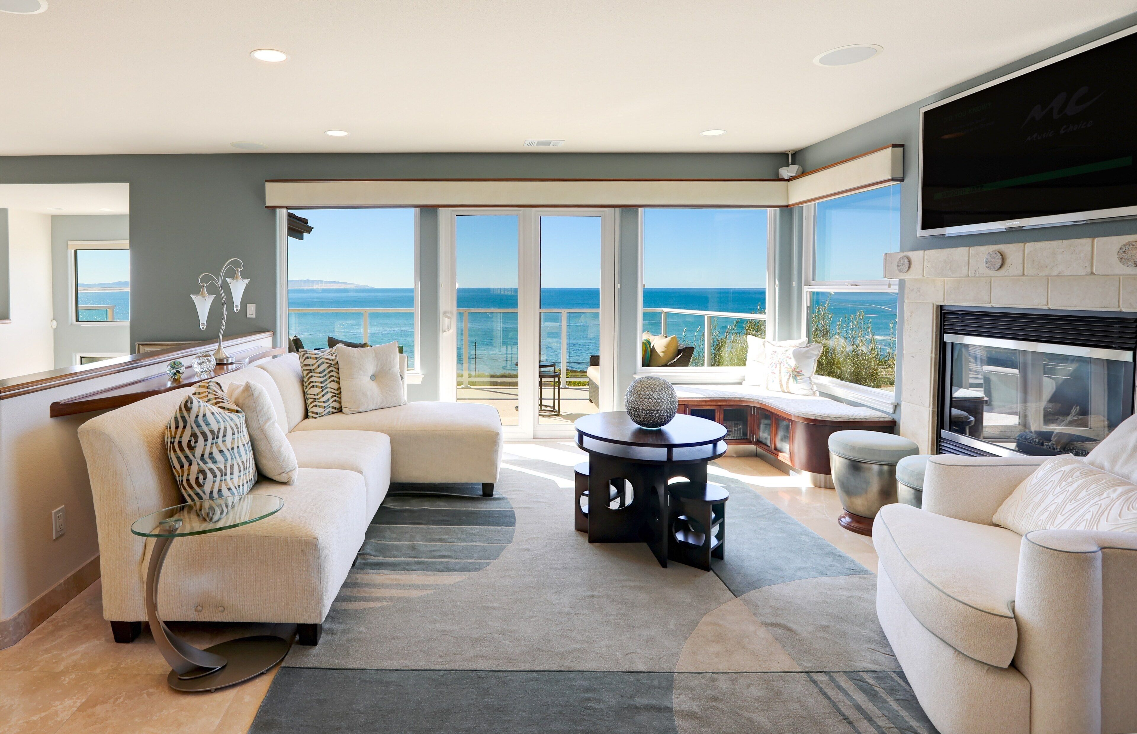 Älytelevisio, takka, DVD-soitin, työhuone