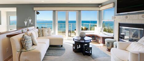 Älytelevisio, takka, DVD-soitin, työhuone