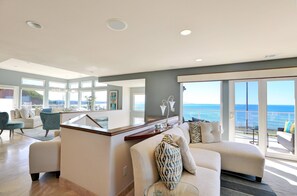 Smart-TV, peis, DVD-spiller og kontorer