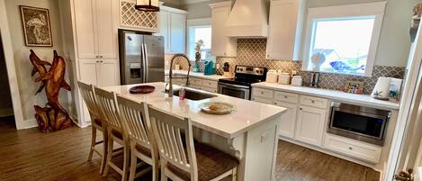 Réfrigérateur, four à micro-ondes, un four, surface de cuisson