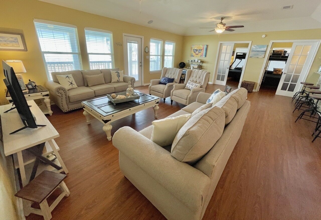 Sun Ray's - 5 Bedroom, fenced yard, close to beach!