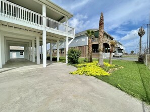 Exterior - Sun Ray's - 5 Bedroom, fenced yard, close to beach! (Crystal Beach)