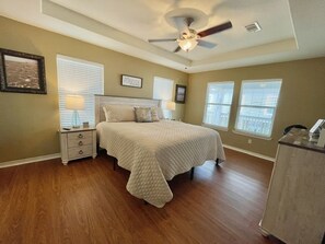 5 bedrooms, iron/ironing board, free WiFi - Sun Ray's - 5 Bedroom, fenced yard, close to beach! (Crystal Beach)