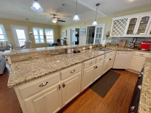 Geladeira, micro-ondas, fogão, lava-louças