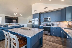 冰箱、微波炉、烤箱、炉灶