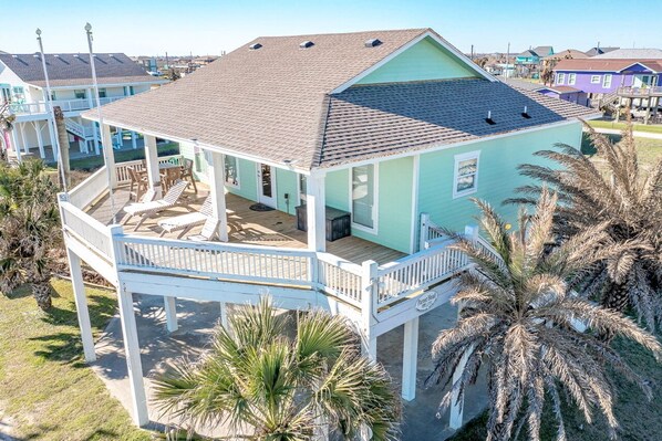 Exterior - Parrot Head - 3 Bedroom, 2 Bath, Sleeps 9 - Beach Front! (Crystal Beach)