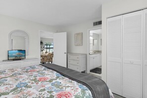 1 slaapkamer, een strijkplank/strijkijzer, beddengoed