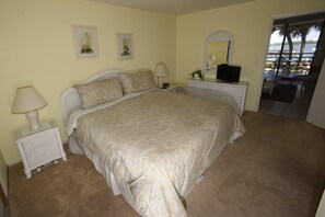 1 habitación, tabla de planchar con plancha y ropa de cama 