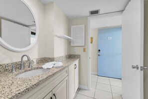 Douche, sèche-cheveux, serviettes fournies