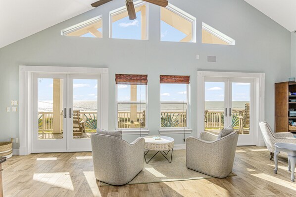 TV, DVD player, books, stereo - 1 HOLIDAY - 4 Bedroom, Beachfront, sleeps 10 (Crystal Beach)