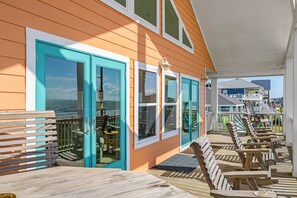 Terrace/patio - 1 HOLIDAY - 4 Bedroom, Beachfront, sleeps 10 (Crystal Beach)