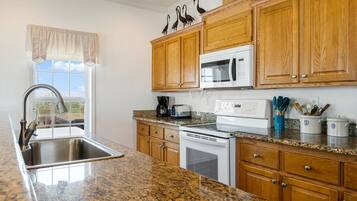 Frigorífic, microones, rentaplats i cafetera i tetera