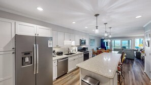 Geladeira, micro-ondas, fogão, cooktop