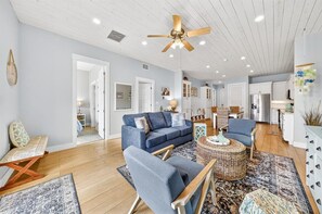 TV connectée, lecteur de DVD, livres, vidéothèque