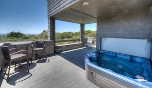 Outdoor spa tub - Tranquility Base – Modern Home with Fireplace (Sea Ranch)