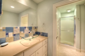 Bathroom - Tranquility Base – Modern Home with Fireplace (Sea Ranch)
