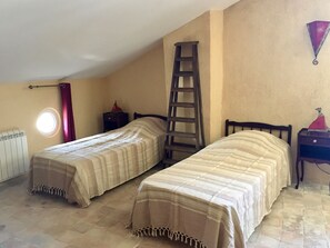 2 chambres, bureau, chambres insonorisées, fer et planche à repasser