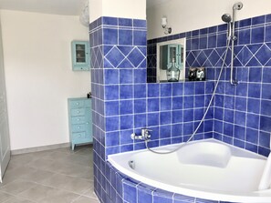 Ensemble douche/baignoire, sèche-cheveux, serviettes fournies, savon