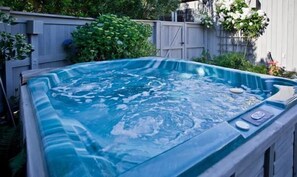Outdoor spa tub - Brown-Hansen - Whitewater Sea Ranch Escape (Sea Ranch)