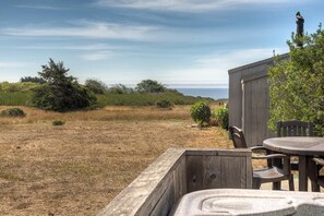 Outdoor dining - Clisham - Sea Ranch Cozy 2BR Loft Home (Sea Ranch)