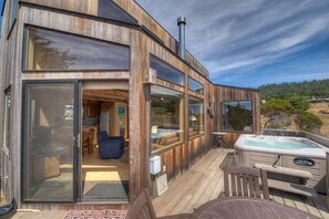 Outdoor dining - Clisham - Sea Ranch Cozy 2BR Loft Home (Sea Ranch)