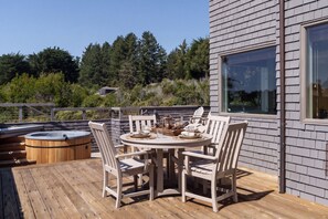 Outdoor dining - Sea Watch - Hot Tub & Ocean Deck Views (Sea Ranch)