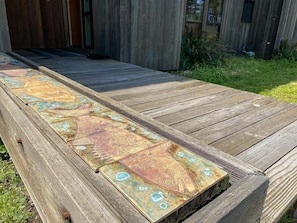 Una terraza de madera con un diseño de baldosas estampado.