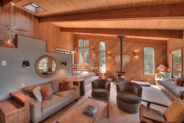 Smart TV, fireplace, DVD player - Magical Hillside Setting with Ocean View (Sea Ranch)