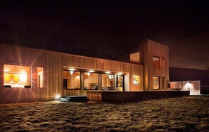 A modern building with large windows, a flat roof, and a wooden facade. - Horizon Reach - Black Point Beach Views (Sea Ranch)