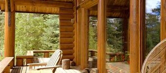 El Salto Log Home & Guest House wooded setting, hot tub-secluded peaceful