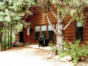 Terrace/patio - El Salto Log Home & Guest House wooded setting, hot tub-secluded peaceful (Arroyo Seco)