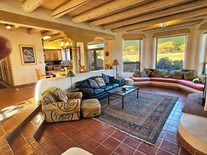 Smart TV, fireplace - Casa Illuminada - panoramic views, clubhouse with indoor pool, tennis court (Arroyo Seco)