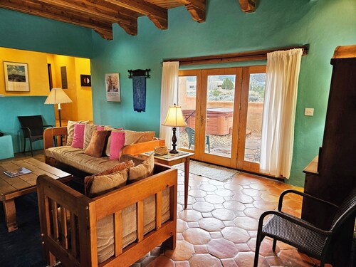 Taos House - 360 degree mountain/town views - Patio - Hot Tub