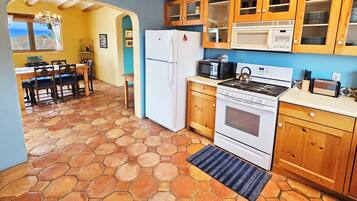 Jääkaappi, mikroaaltouuni, uuni, liesi