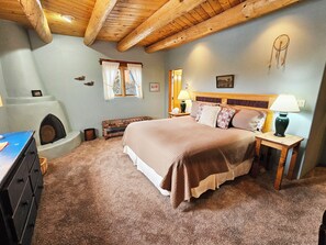 2 bedrooms, desk, WiFi, bed sheets