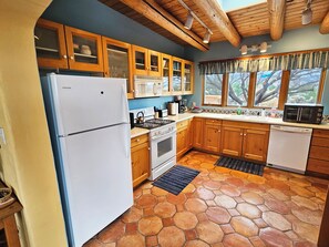 Fridge, microwave, oven, stovetop - Taos House - 360 degree mountain/town views - Patio - Hot Tub (Taos)