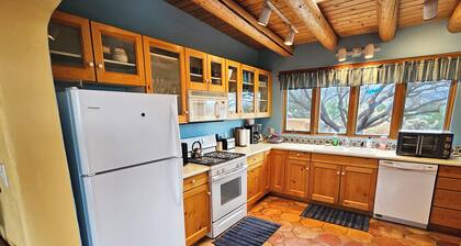 Taos House - 360 degree mountain/town views - patio - private - hot tub