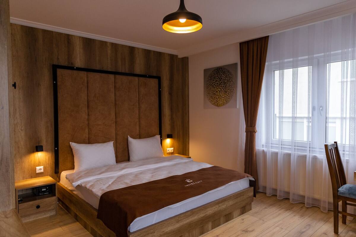 Habitación Deluxe doble | Ropa de cama de alta calidad y escritorio