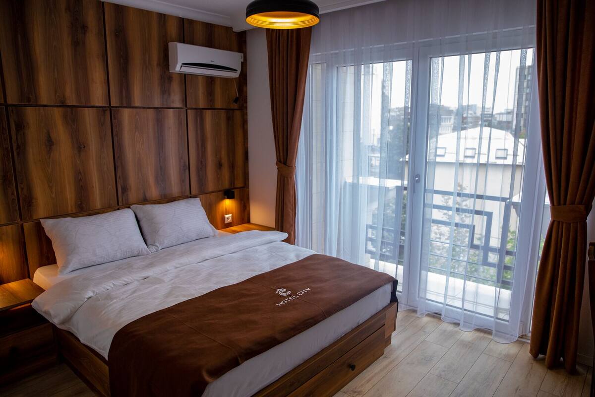 Habitación individual clásica | Ropa de cama de alta calidad y escritorio