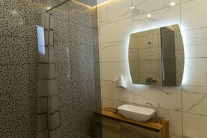 Ducha, artículos de higiene personal gratuitos, secador de pelo y jabón