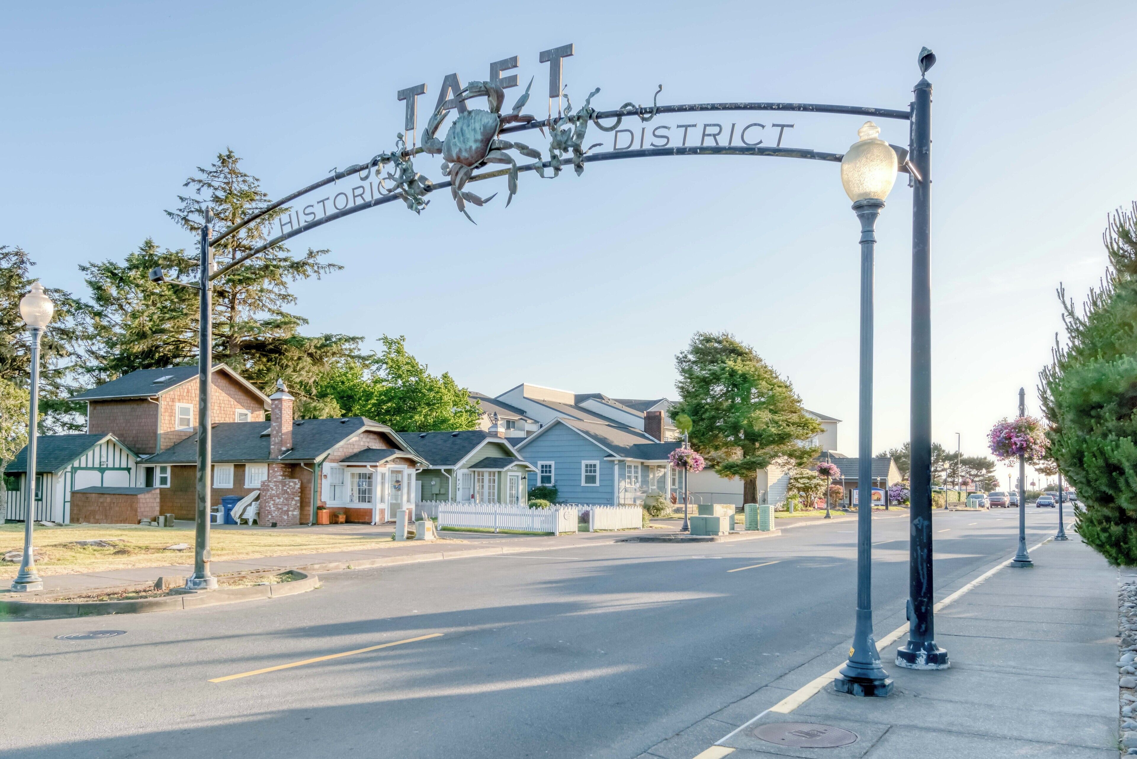 Un panneau de signalisation indiquant le « quartier de Taft » et orné d’un motif décoratif représentant un crabe.