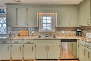 Køleskab, mikrobølgeovn, ovn, kogeplade