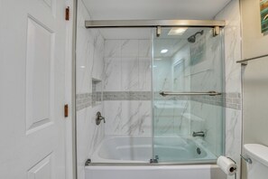 Douche, serviettes fournies