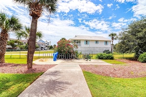 Property grounds - Inlet Pointe 29 Walk to beach in 2 minutes. Enjoy the pool and floating dock. (Garden City Beach)