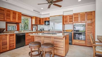 KylskÄp, mikrovÄgsugn, ugn och spishÀll