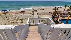Beach - Reel 'Em Inn - Six Bedroom, Four Bath Oceanfront Beach House with Sundeck (Garden City Beach)