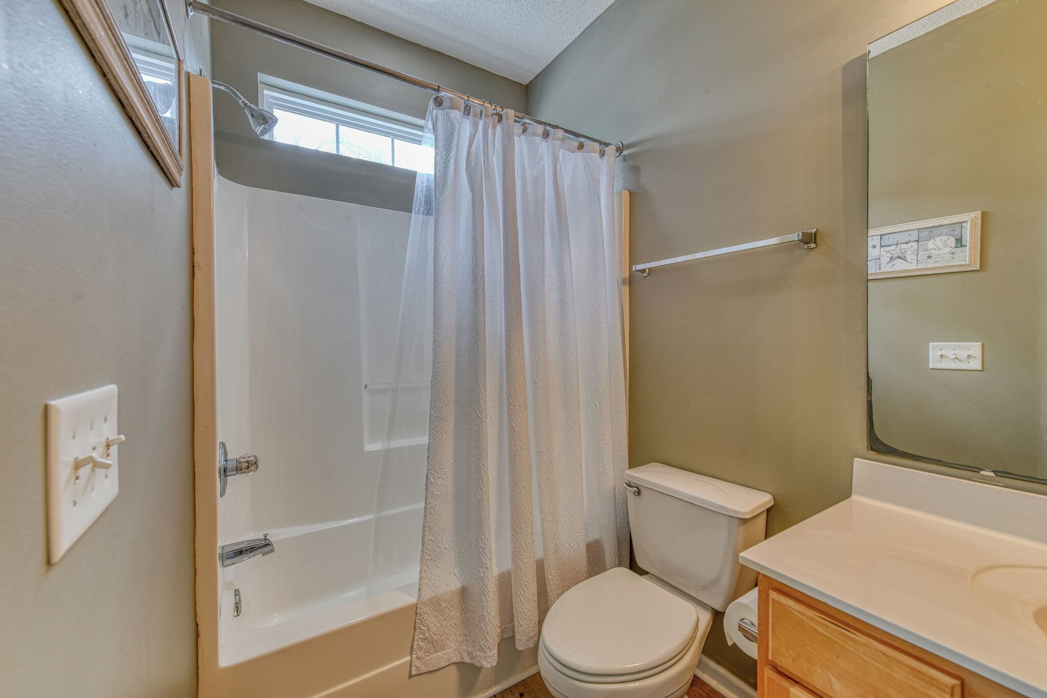 Une salle de bain avec une baignoire, des toilettes et un lavabo.