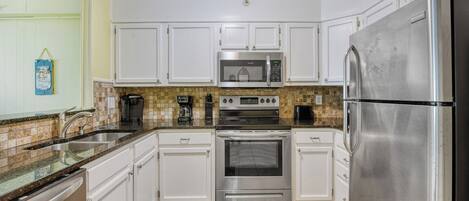 Køleskab, mikrobølgeovn, ovn, kogeplade